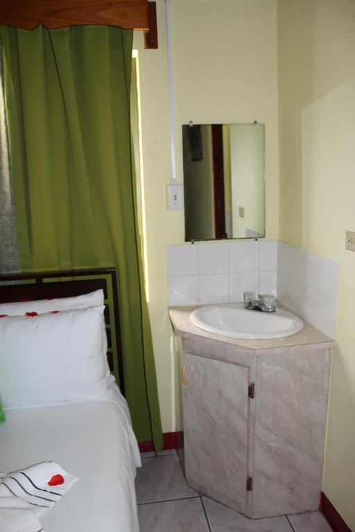 Belcove Hotel & Guesthouse Belize City Esterno foto